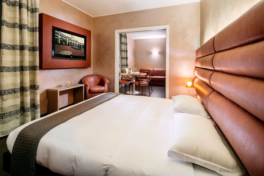 Base To Work Hotel 13/42