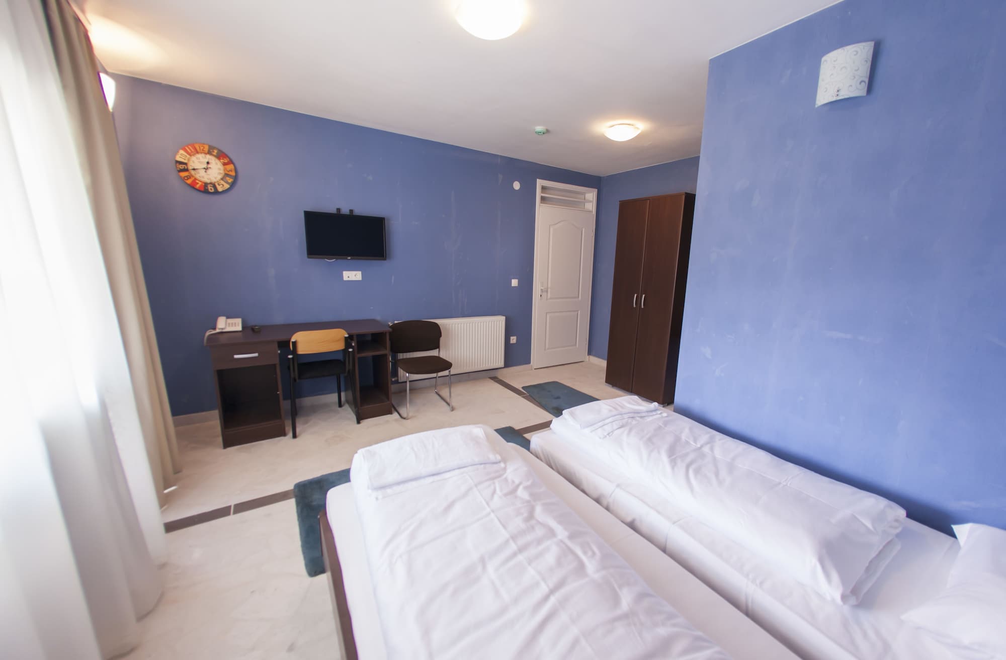 ROOM, DOUBLE OR TWIN BED