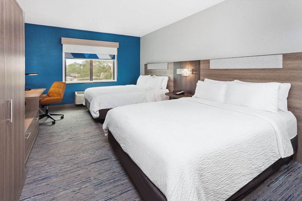 غرفة قياسية بسريرين كوين، Holiday Inn Express Cleveland Airport Brookpark 7/10