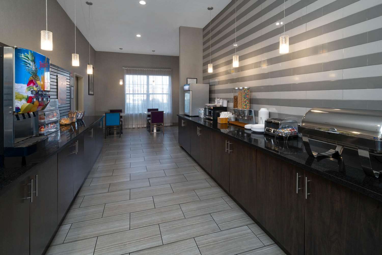 La Quinta Inn & Suites by Wyndham Forsyth 7/45