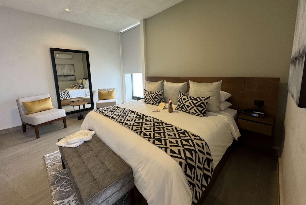 2 BEDROOMS, SUITE, 2 KING BEDS, SOFA