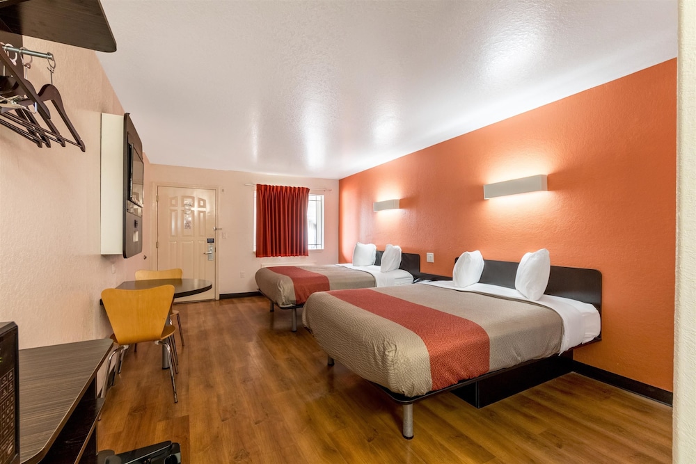 Motel6 Seguin, TX 33/53