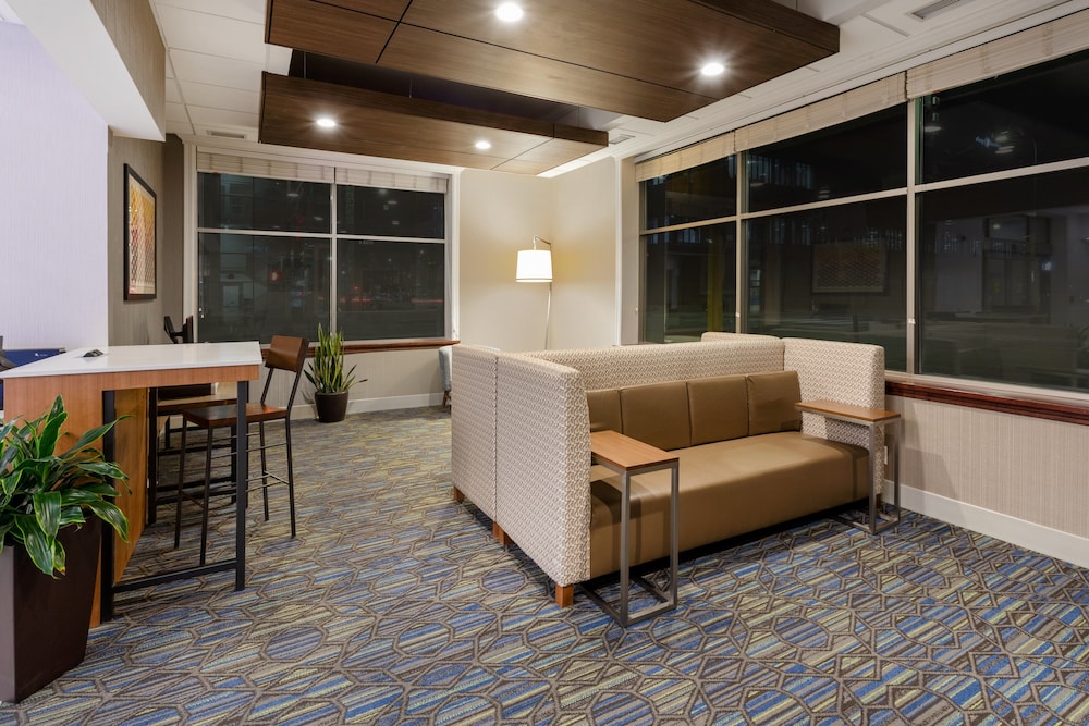 Holiday Inn Express Suites Minneapolis Downtown 40/57