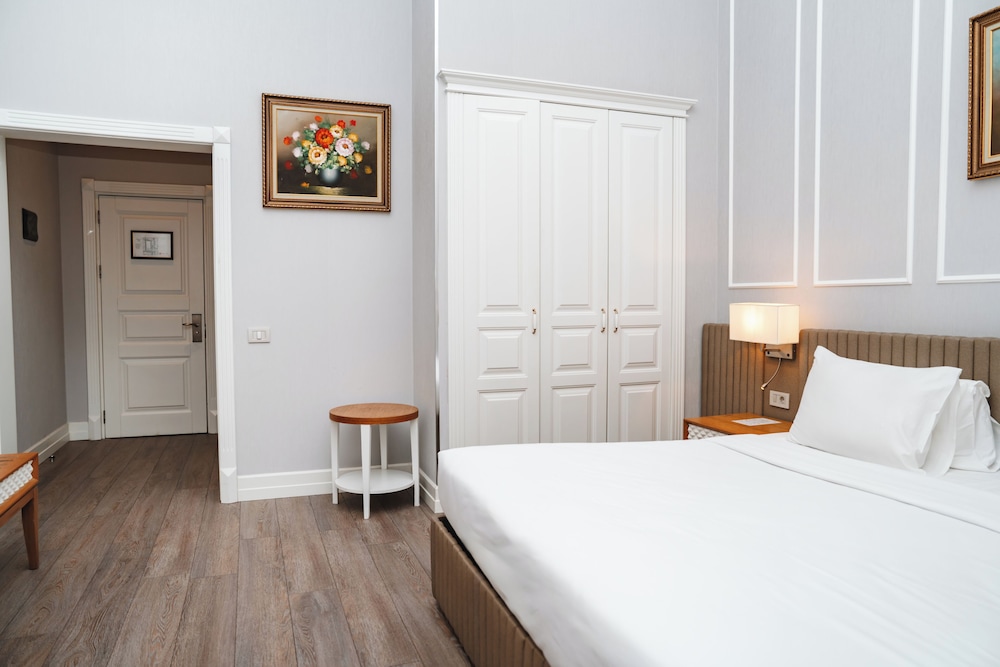 Promenade Hotel 10/50