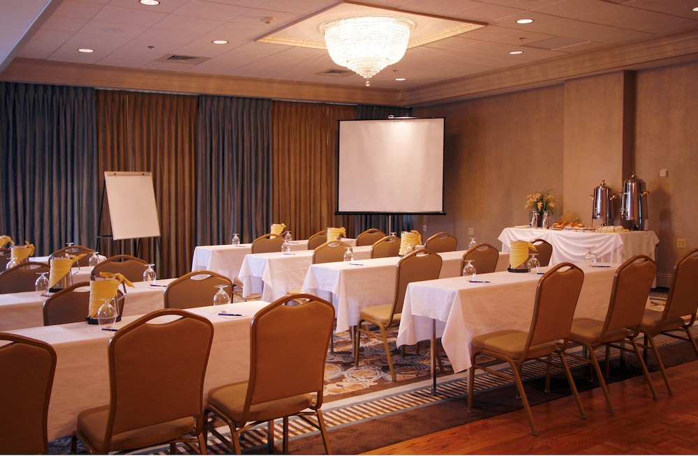 Salem Waterfront Hotel and Suites 42/45