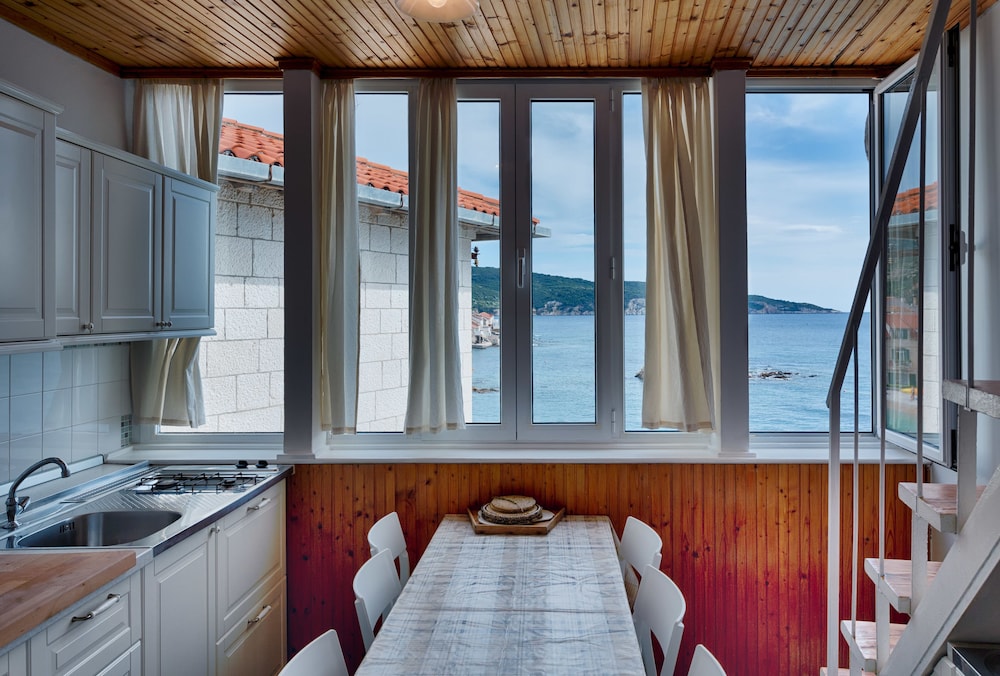 Mira Seafront Guesthouse 21/46