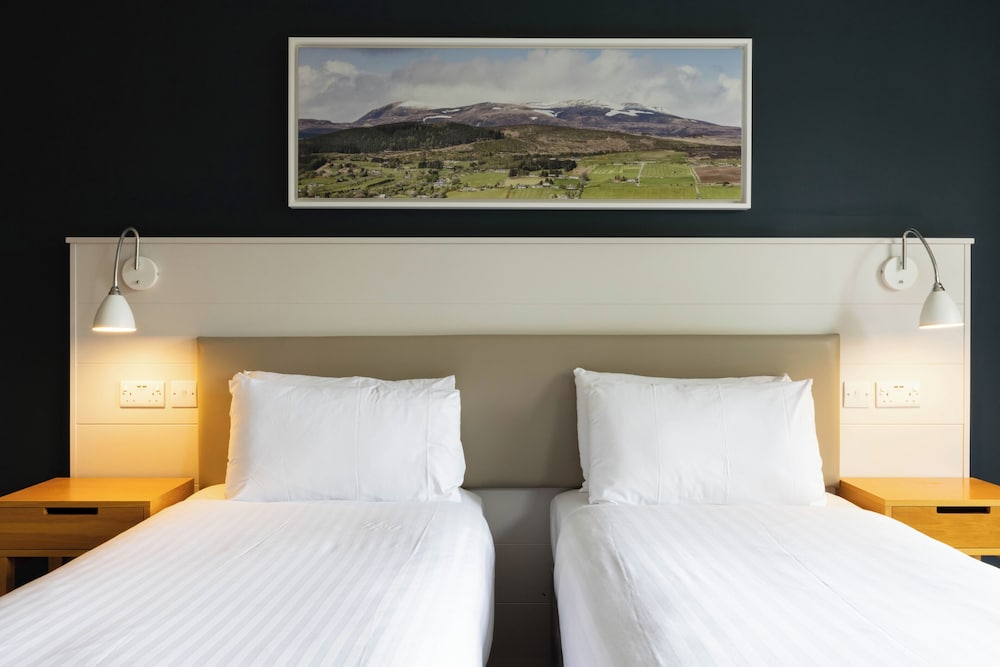 Highland Hotel 26/50