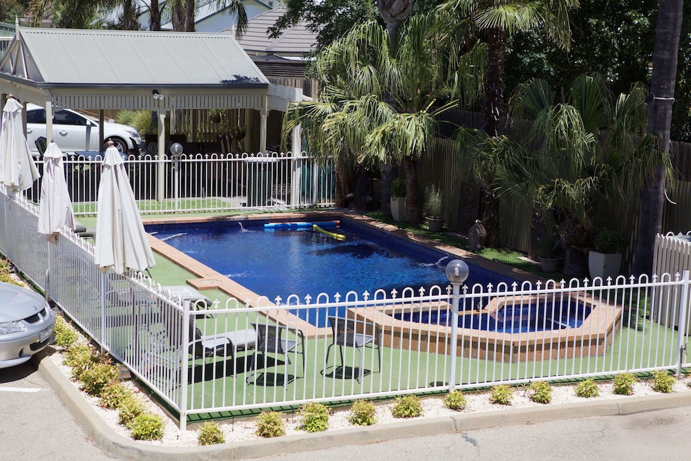 Paddle Wheel Motel 2/33