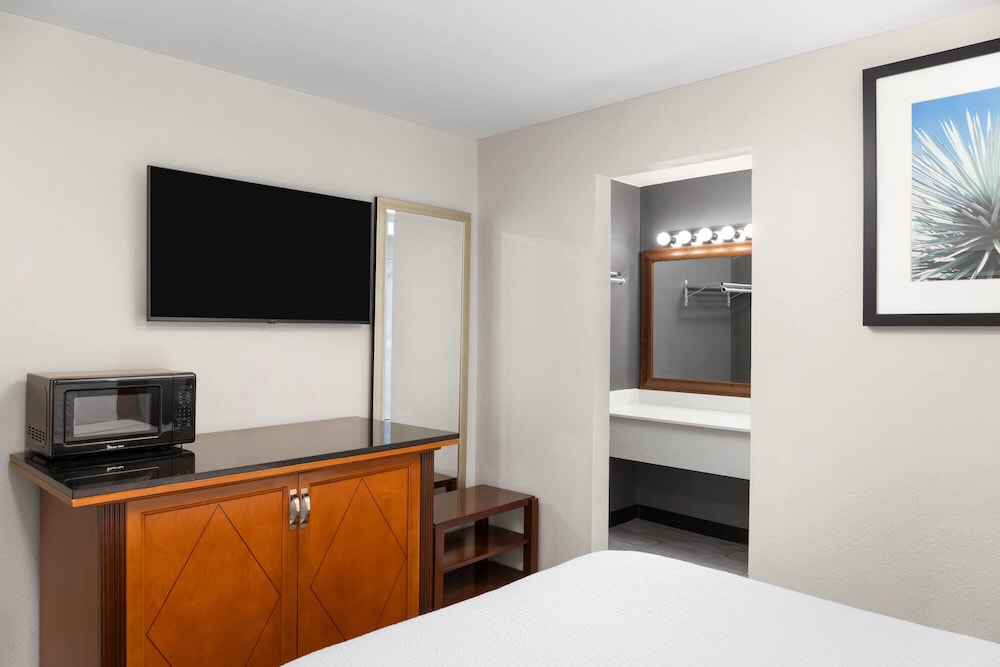 Basecamp Puyallup a Travelodge by Wyndham 37/50
