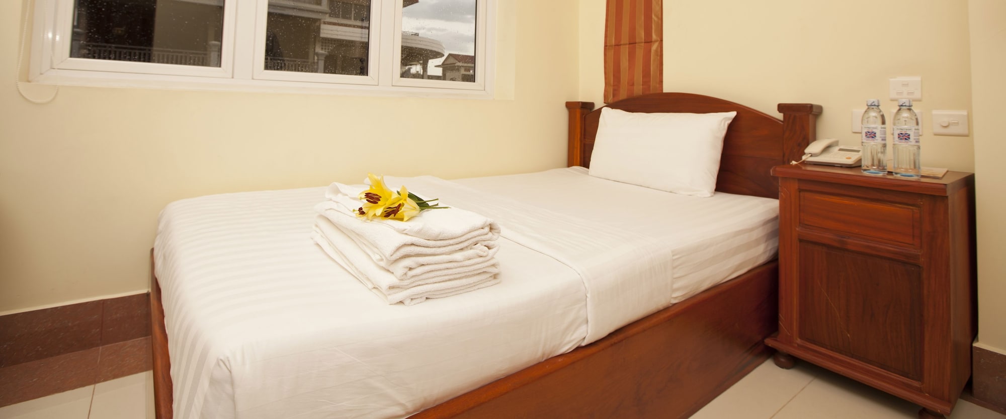 DELUXE, TWIN BEDS
