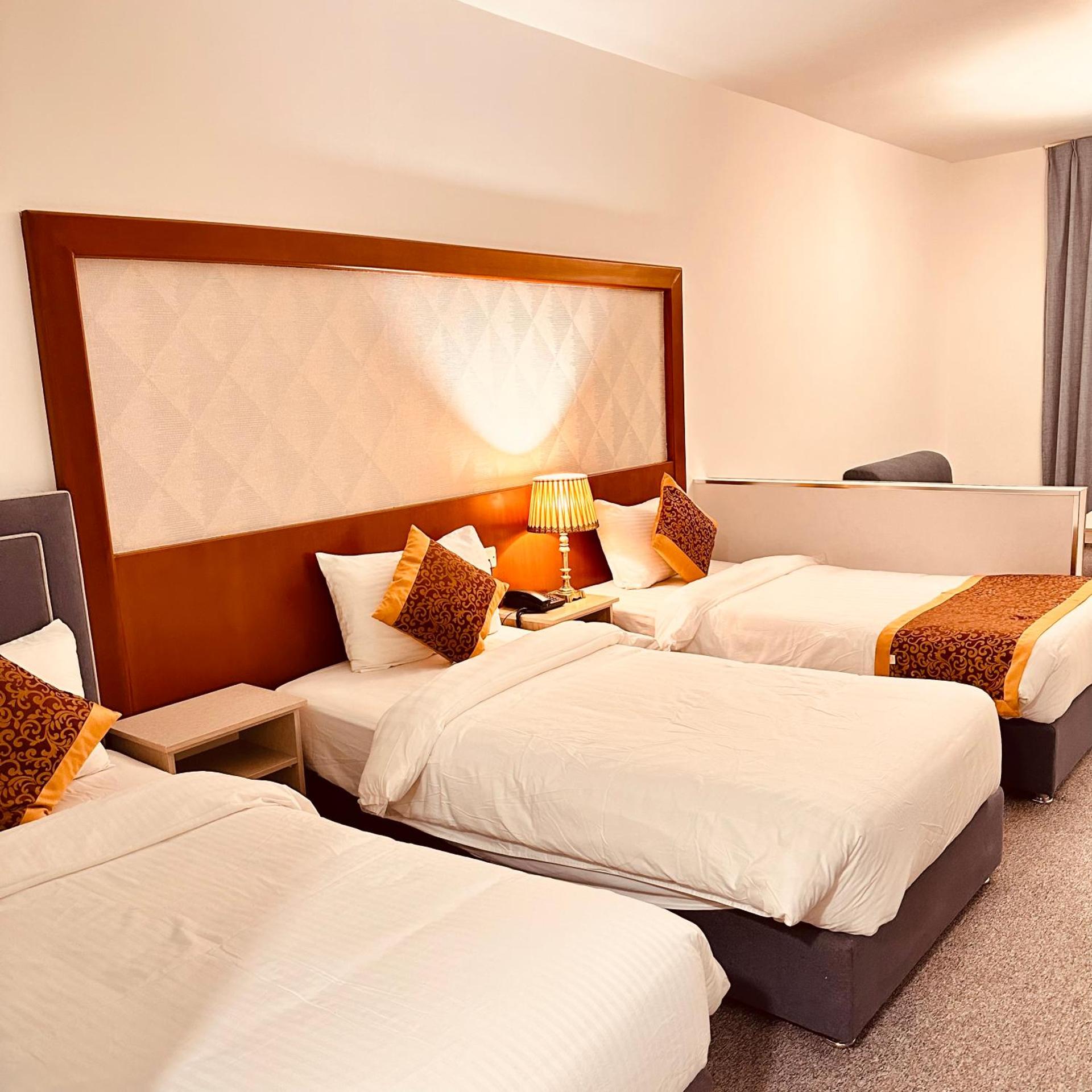 غرفة ثلاثية