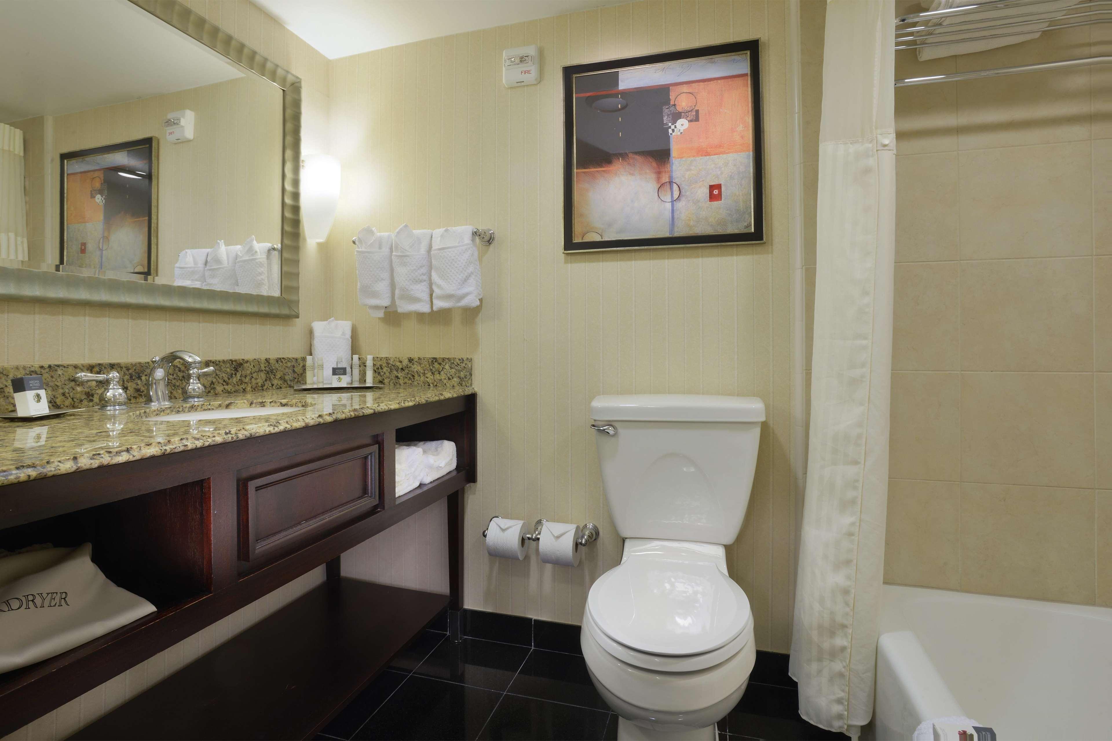 Room, 2 Double Beds, Executive Level، Doubletree By Hilton Hotel Lafayette 2/2