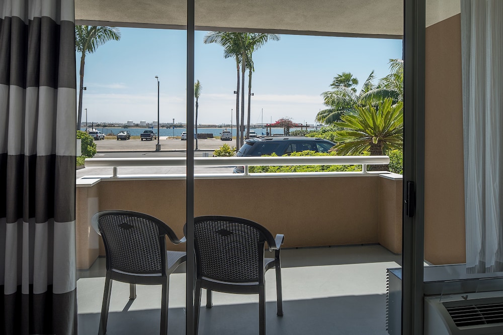 Bay Club Hotel & Marina 7/65