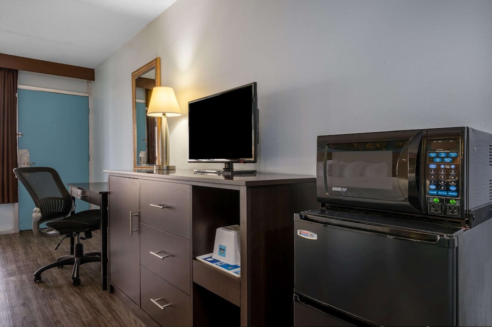 Days Inn by Wyndham Perrysburg 18/24
