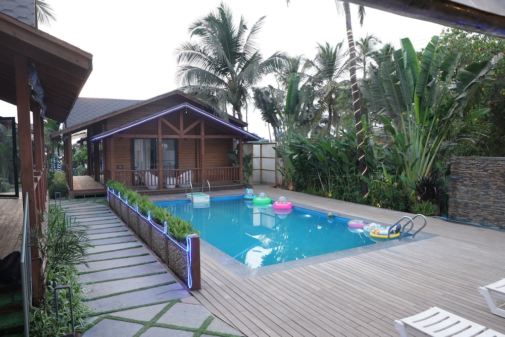 Foxoso Aaristo Baga Beach Resort 41/48