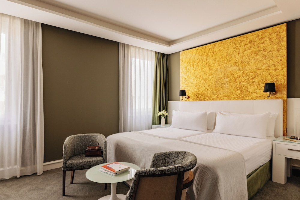 2 Bedrooms, Red Level, Suite, King and Twin Beds