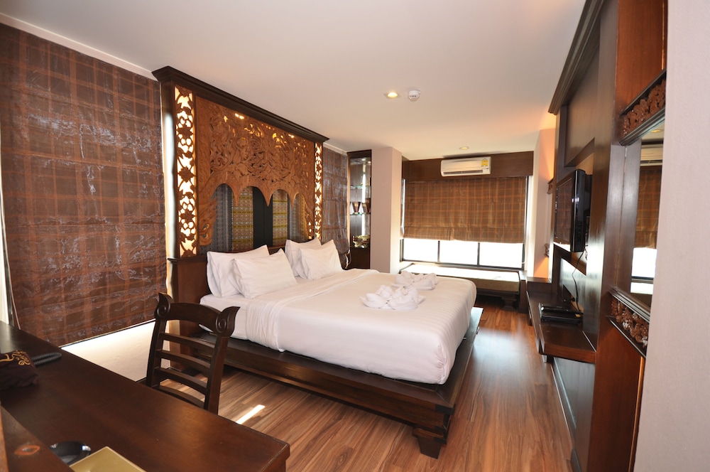 Superior, King Bed, City View, No Balcony, Bathtub