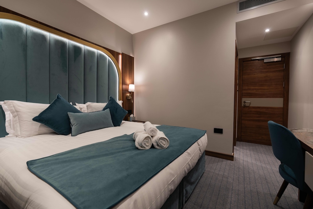 DELUXE, DOUBLE OR TWIN BED