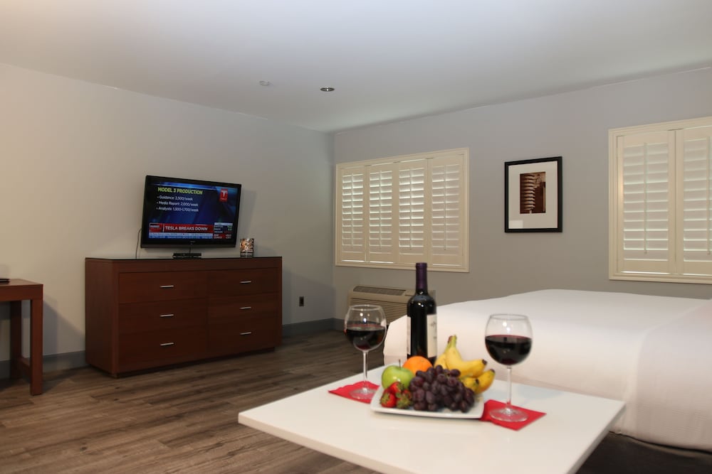 BLVD Hotel and Studios Universal-Hollywood, an Ascend Collection Hotel 65/75