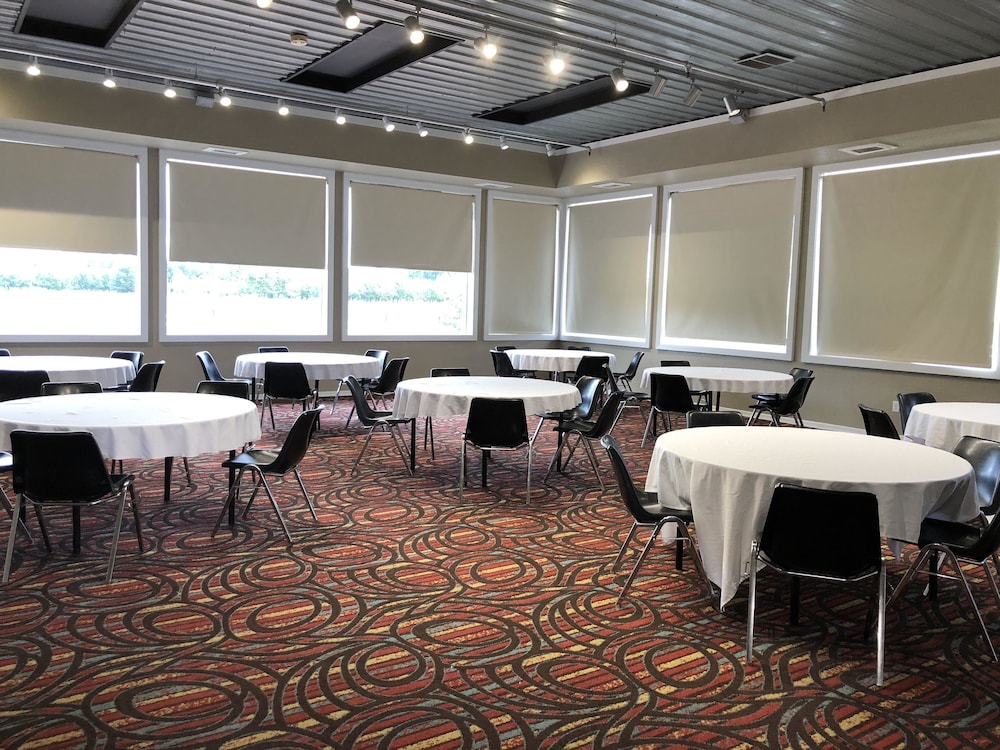 HomeTown Inn and Suites Belle Plaine 56/65