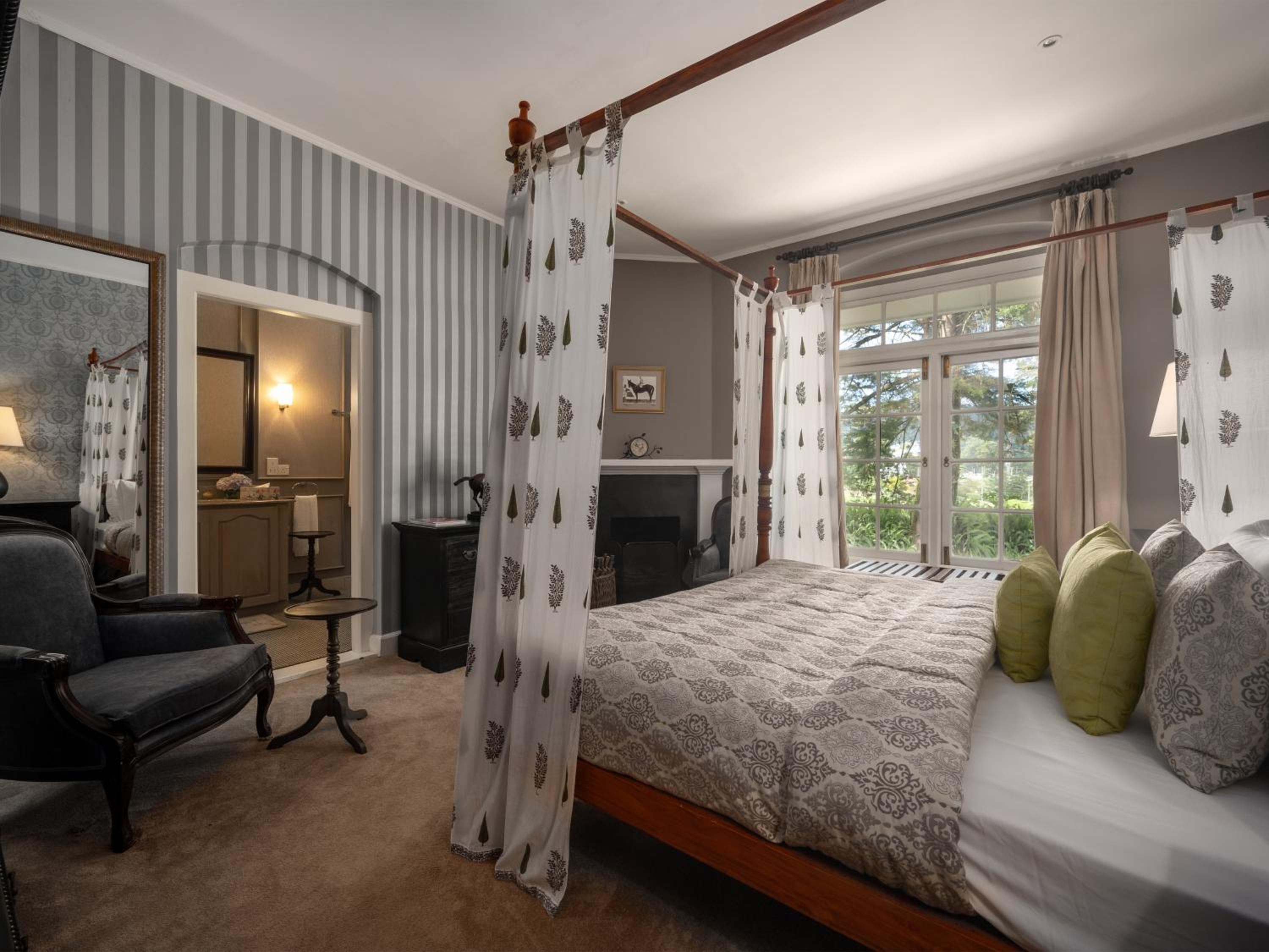 DELUXE, SUITE, KING BED