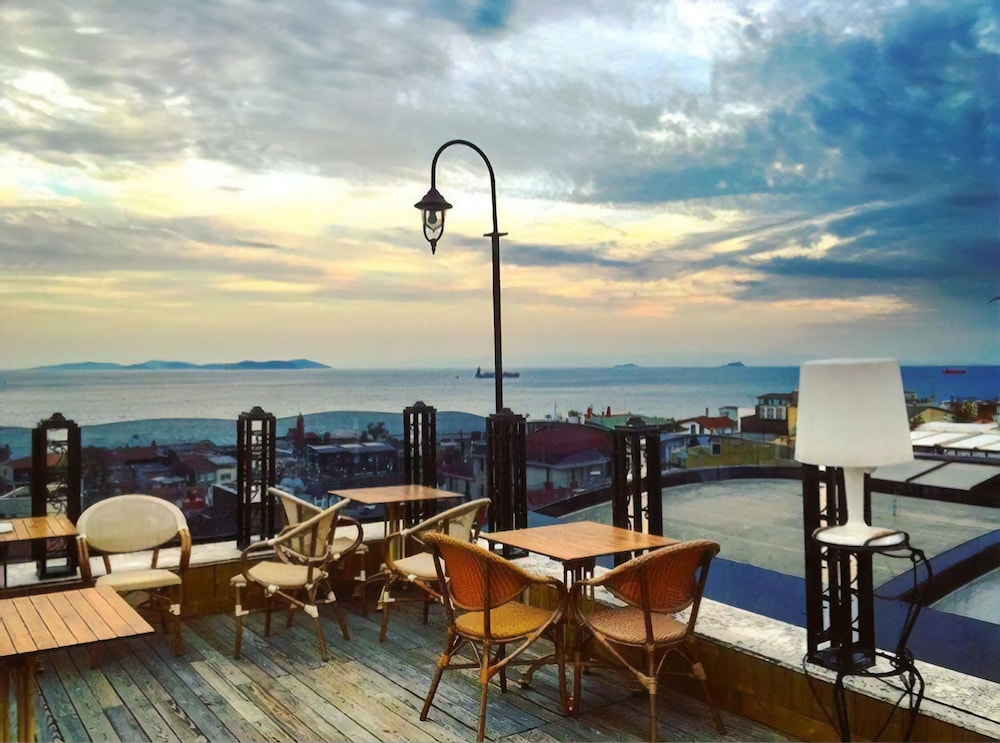 Glk Premier Regency Suites And Spa 72/74