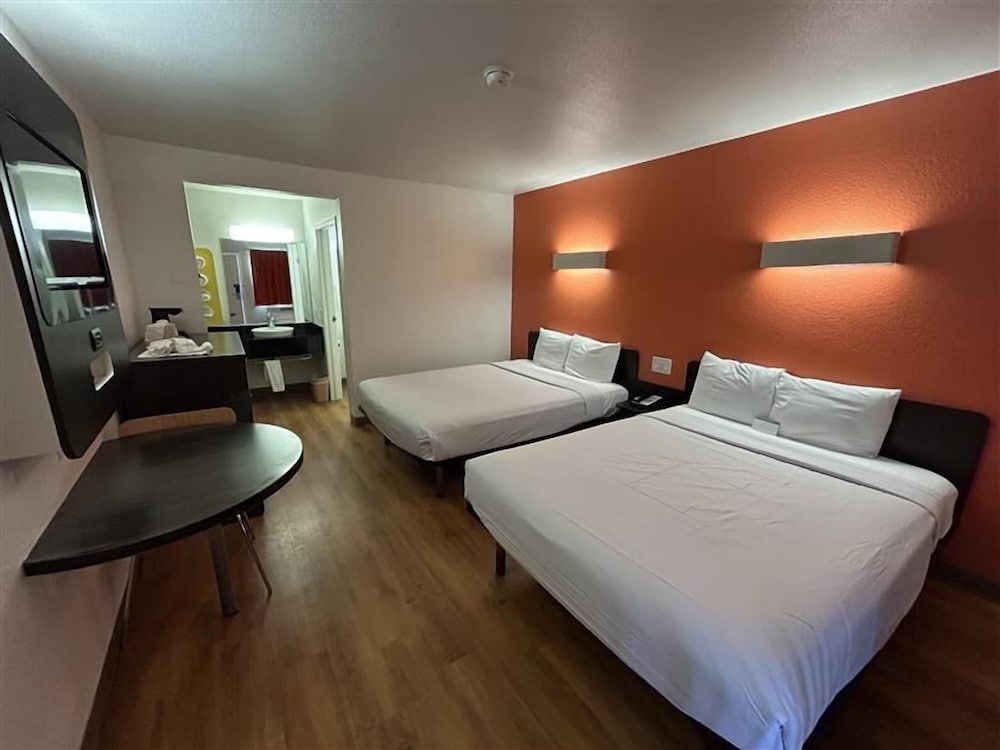 Motel6 Riverside, CA - South 21/51