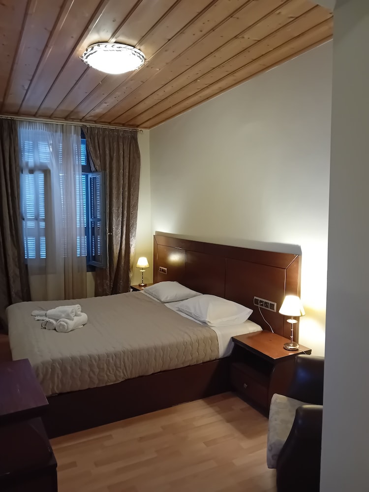 DIAS HOTEL 33/77