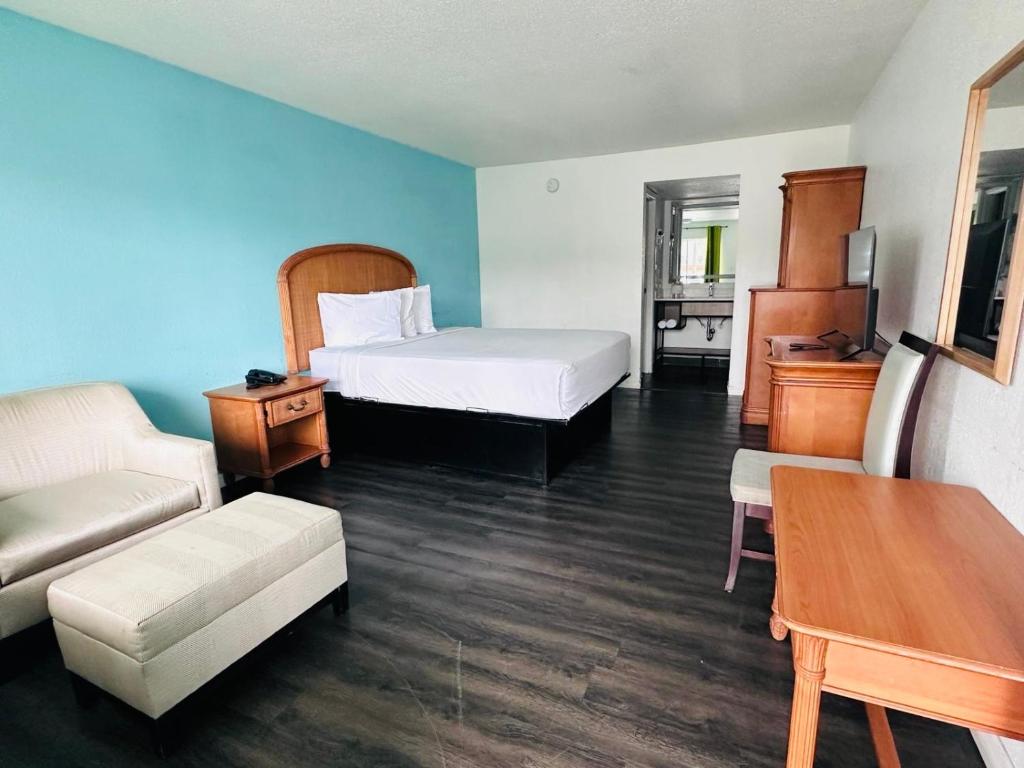ROOM, KING BED, ACCESSIBLE