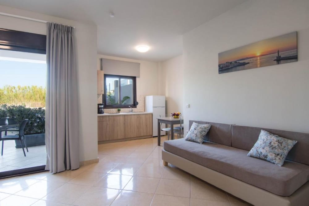 Carisa Suites and Apartments 24/50
