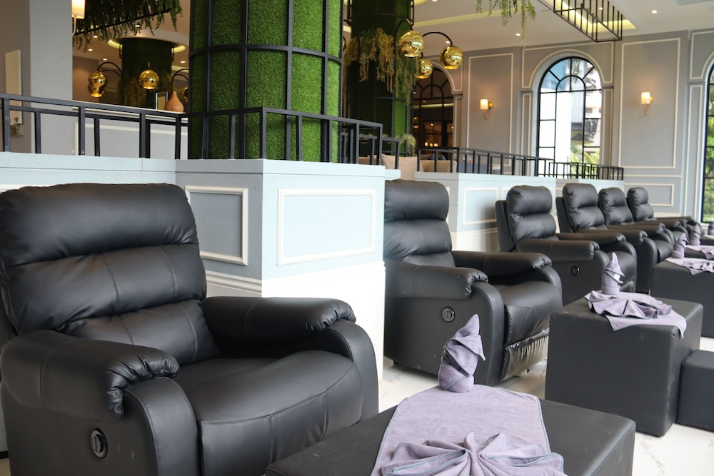 Grand Eska Hotel & Suites 27/38