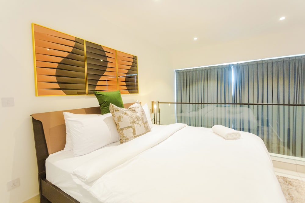 DUPLEX, LUXURY, QUEEN BED