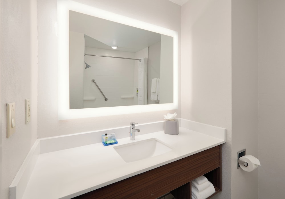 Holiday Inn Express Hotel & Suites San Antonio Nw Near Seaworld 73/76