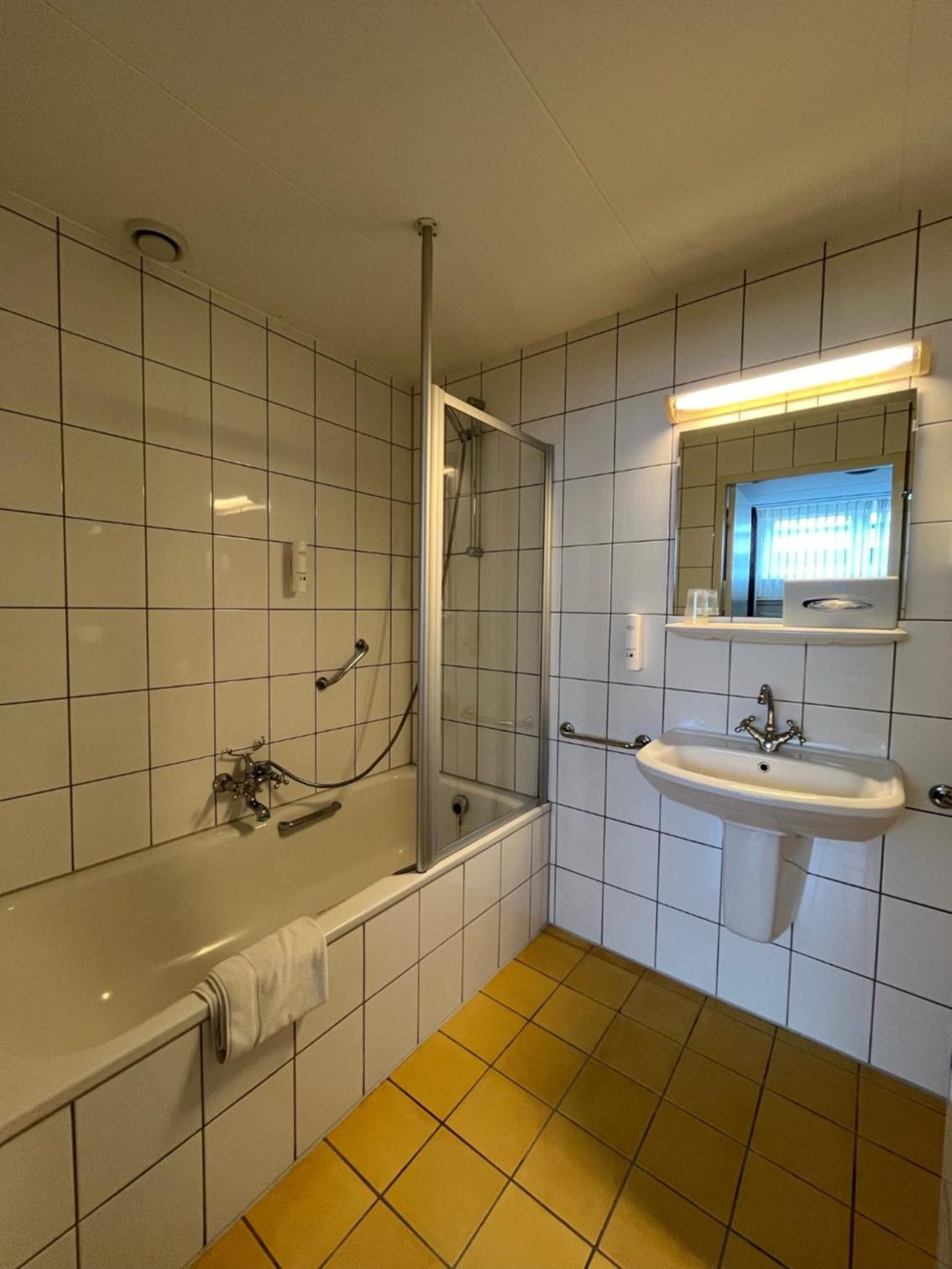 Semi Basement, Standard, with Extra Bed, Boulevard Hotel Scheveningen 7/8