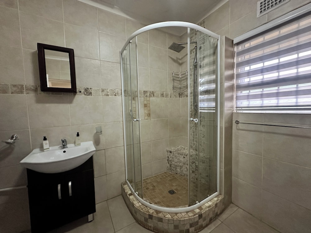 Kiwara Guesthouse 50/50