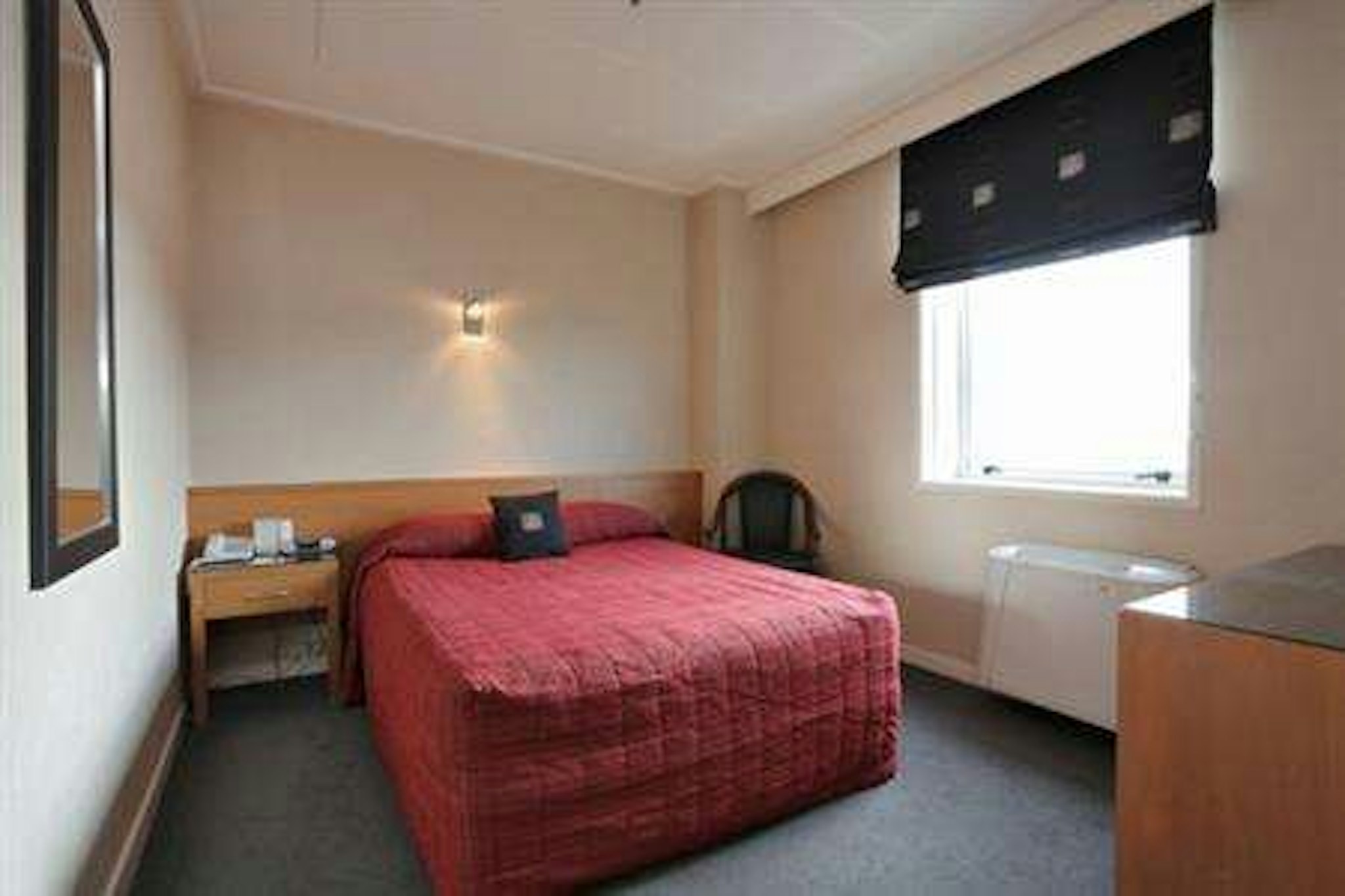 Kelvin Hotel 8/32