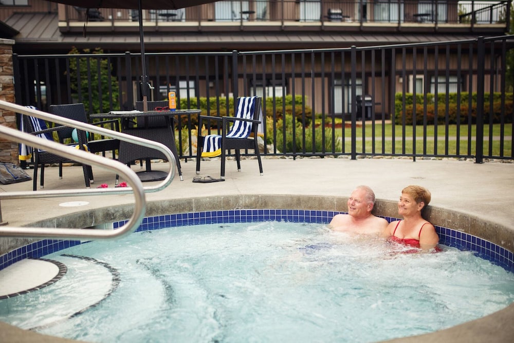 Sunrise Ridge Waterfront Resort 75/82