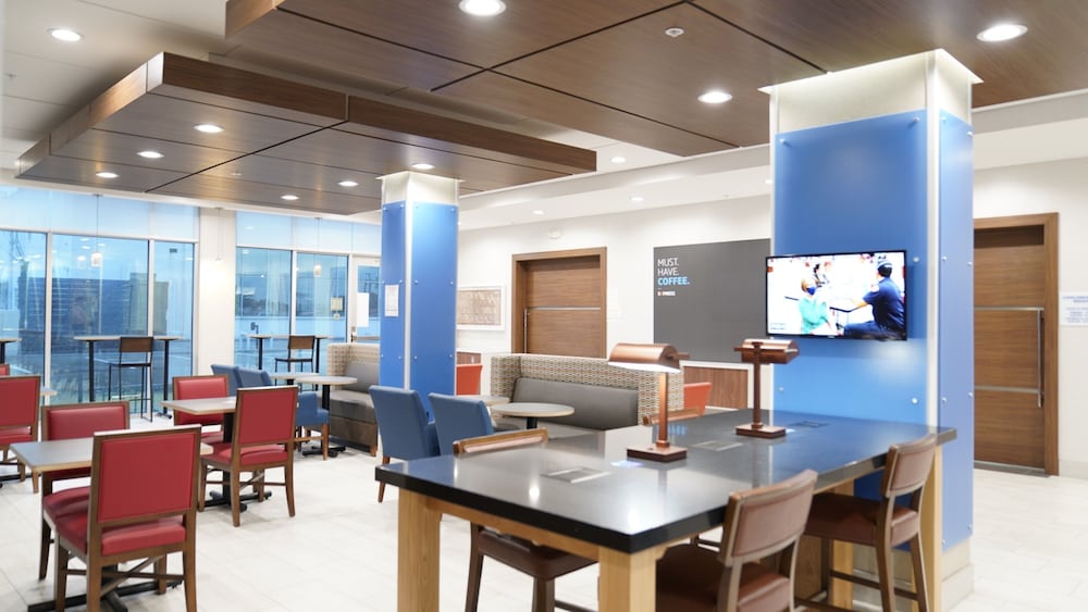 Holiday Inn Express & Suites Dallas Market Center – Love Fi 49/57