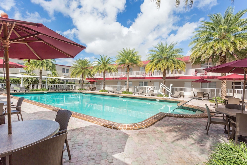Ramada By Wyndham Miami Springs/Miami International Airport 8/48