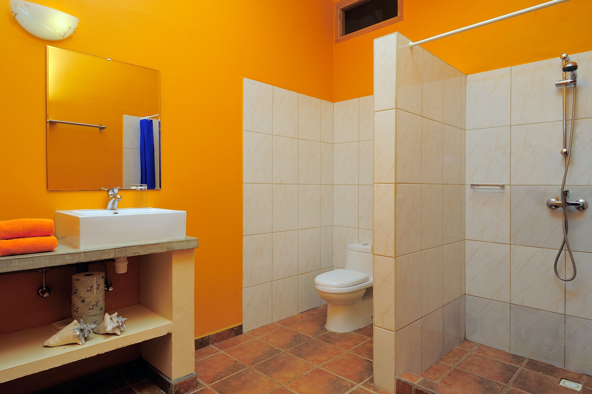 شقة بسرير كينج وسريرين منفصلين بغرفتي نوم، Djambo Apartments - Adults Only 2/2