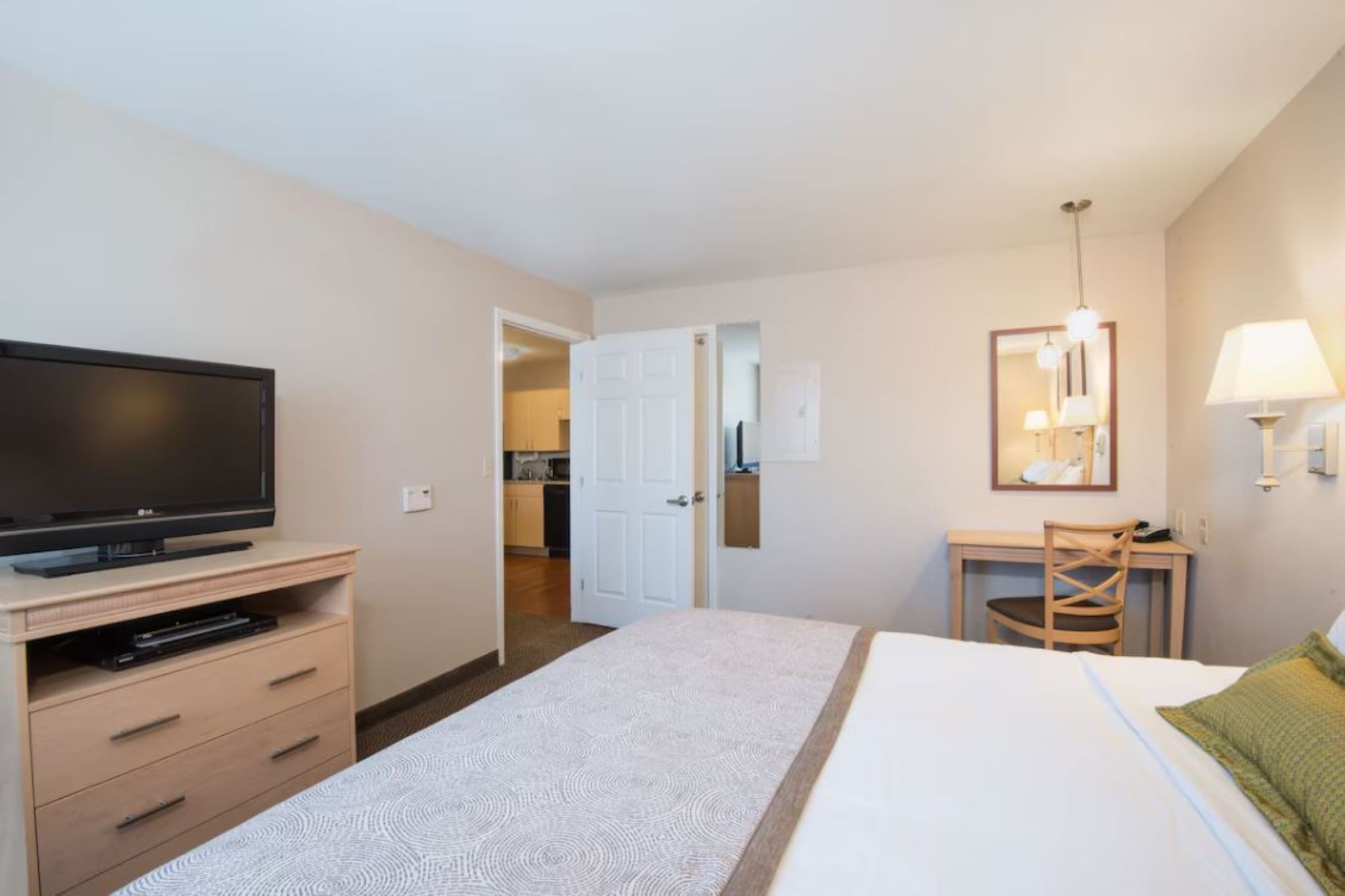 Studio, Queen Bed, Accessible