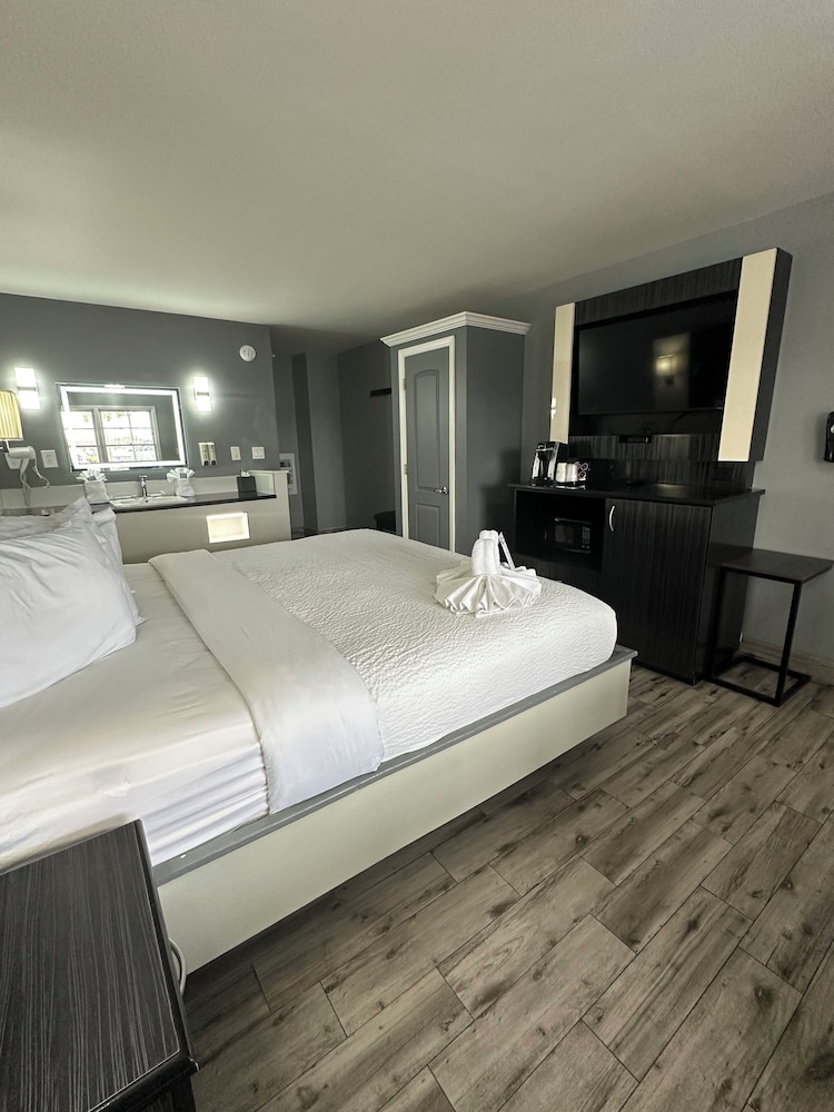 DELUXE, KING BED, BAY VIEW