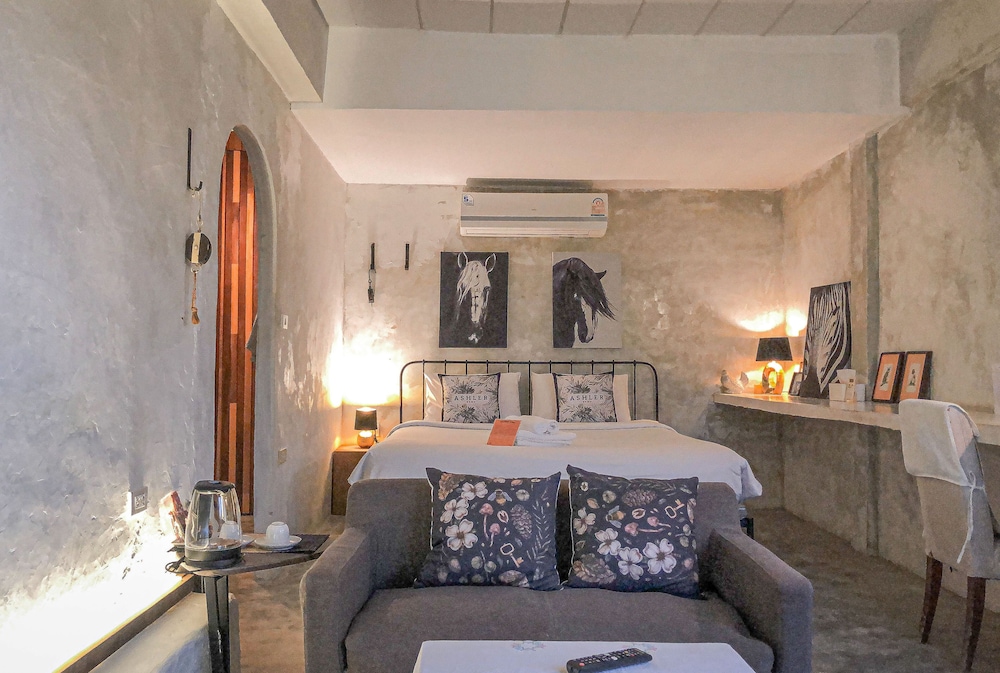 DELUXE, KING BED