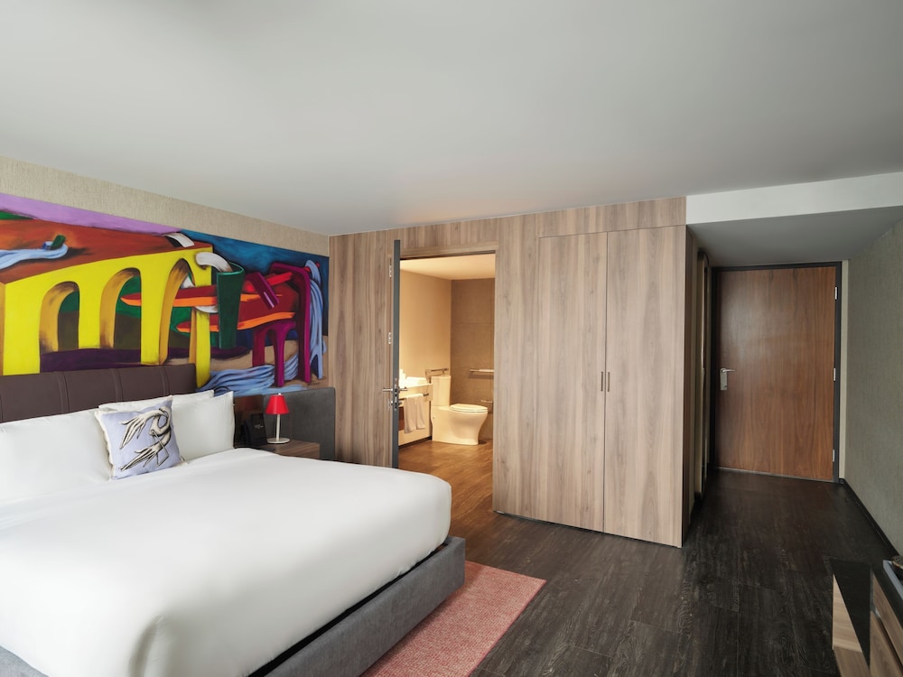 SUPERIOR, KING BED, ACCESSIBLE