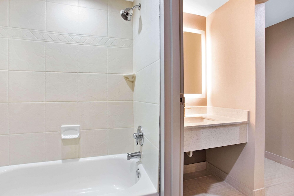 La Quinta Inn and Suites by Wyndham Indianapolis Downtown 18/50