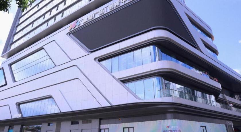 Vienna Hotel (Shenzhen Pinghu Center Metro Station) 4/42