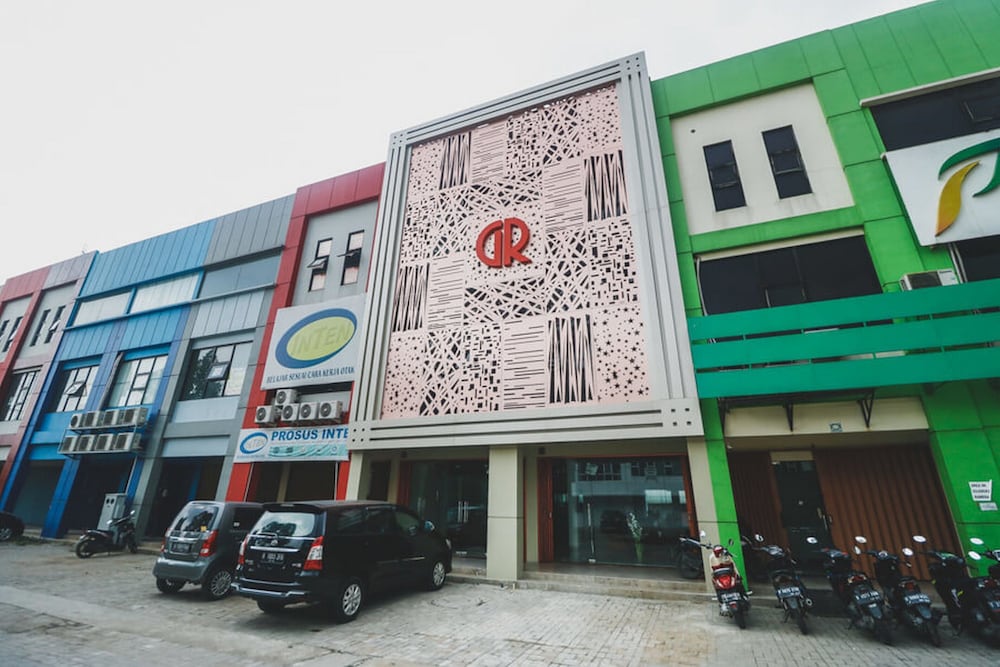 RedDoorz Plus near Living Plaza Jababeka 1/35