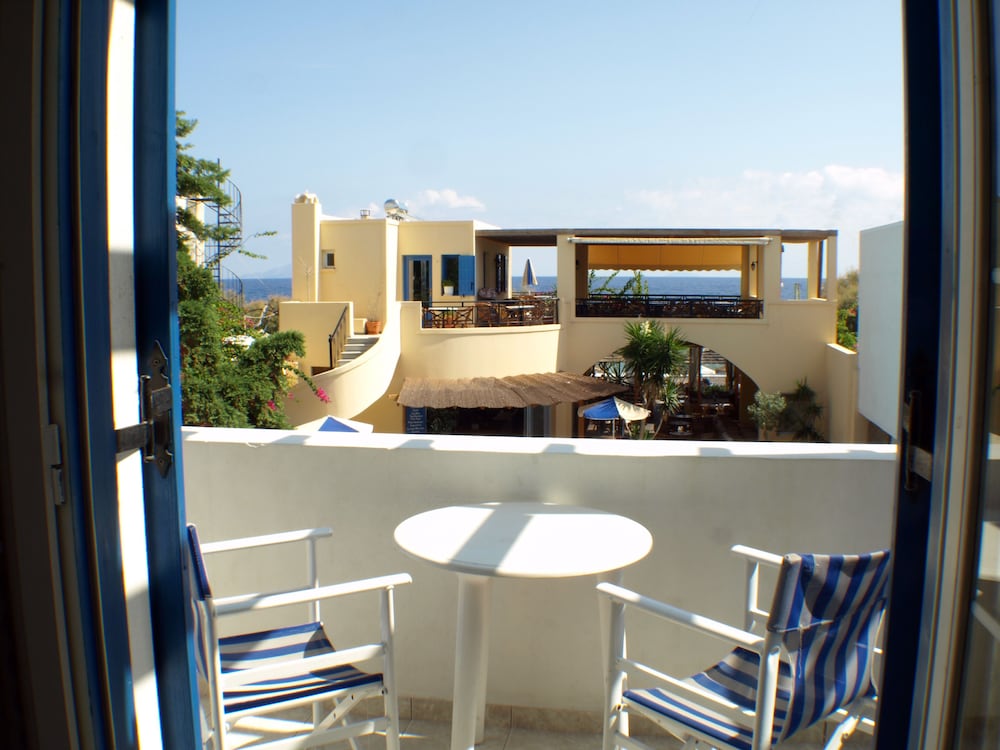 Levante Beach Hotel 8/65