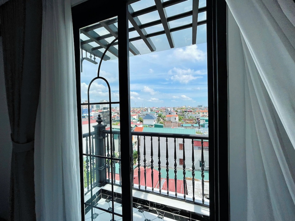 غرفة ديلوكس بسرير كينج بإطلالة على المدينة بشرفة، C'Lau Hotel Ninh Binh - A Gem Nestled in Ancient Quarter 8/10