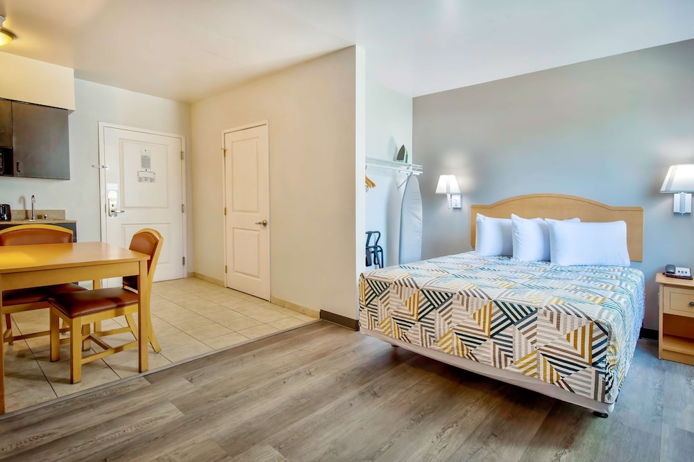 Deluxe, Queen Bed, Accessible